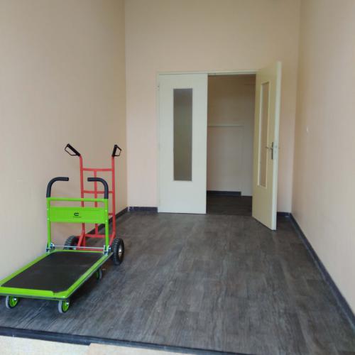 Outils de manutention à disposition