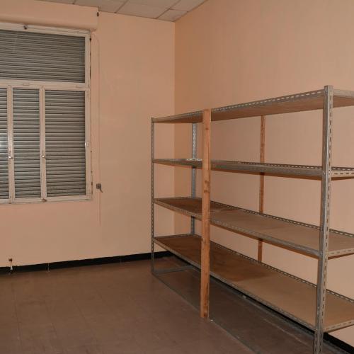 Les box sont secs et aérés à doubles cloisons, équipés d'étagères, avec rideau métallique