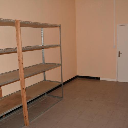 Les box sont secs et aérés à doubles cloisons, équipés d'étagères, avec rideau métallique