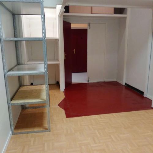 Les box sont secs et aérés à doubles cloisons, équipés d'étagères, avec rideau métallique