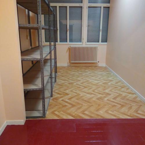 Les box sont secs et aérés à doubles cloisons, équipés d'étagères, avec rideau métallique