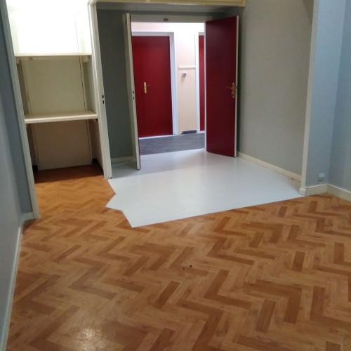 Les box sont secs et aérés à doubles cloisons, équipés d'étagères, avec rideau métallique